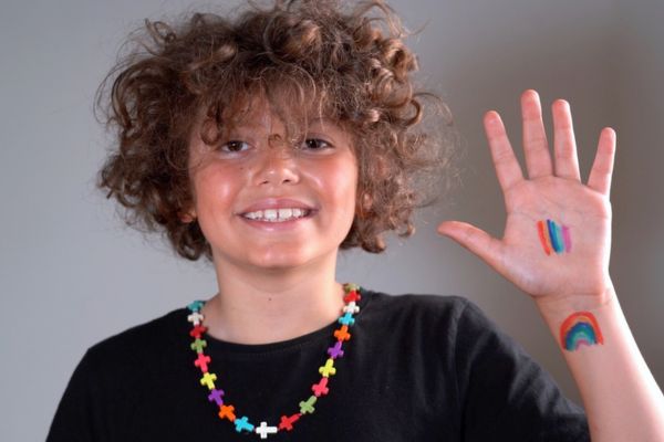 young boy holding five fingers up depicting 5 Effective Ways to Create More Consistent Comfort